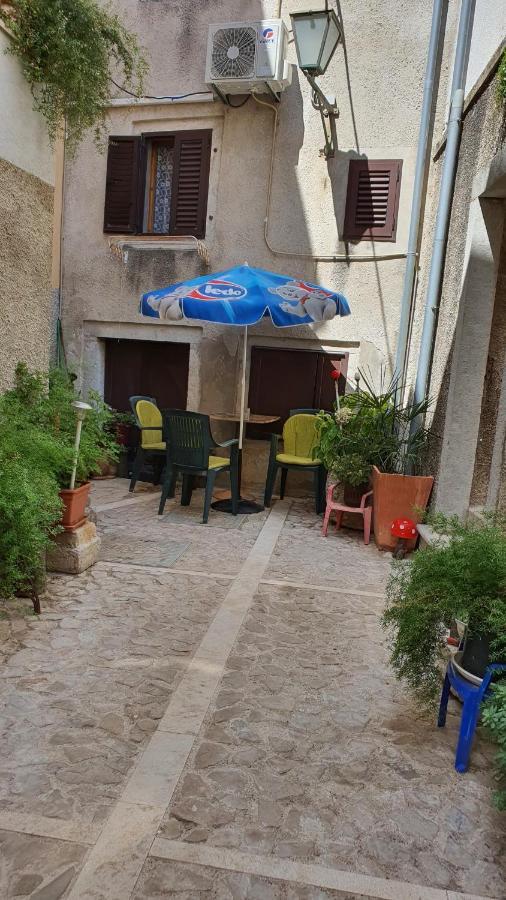 Franceska apartmani Cres Exteriör bild